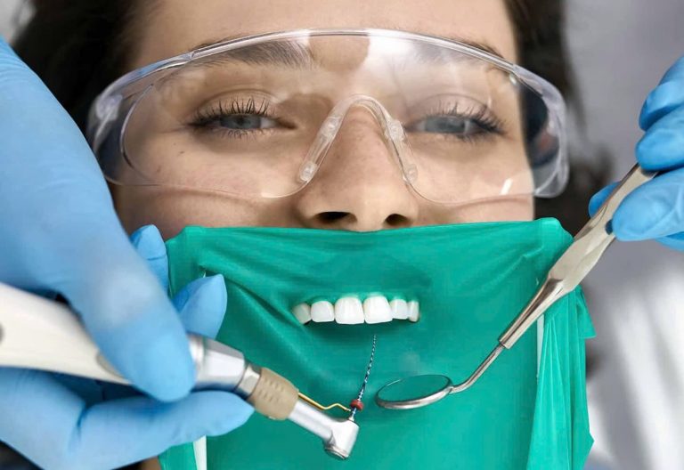 Tầm Quan Trọng Của Đê Cao Su Trong Điều Trị Nha Khoa An Toàn
